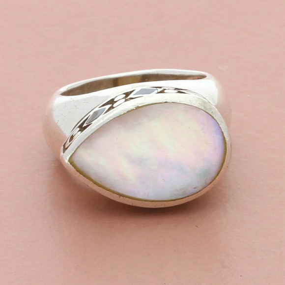 Elegant Silver and White Women's Ring - Picture 1 of 3